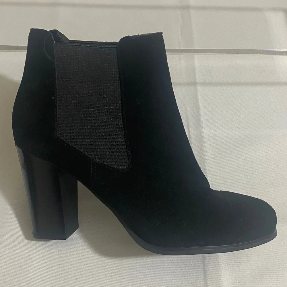 NWOB MICHAEL KORS Black Suede Pull-on Ankle Boots w MK Logo Women's Size 6M